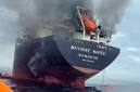 Kebakaran terjadi di sebuah kapal kargo Thailand setelah dihantam di Selat Hormuz, Rabu (11/3/2026). (Xinhua)