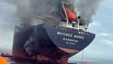 Kebakaran terjadi di sebuah kapal kargo Thailand setelah dihantam di Selat Hormuz, Rabu (11/3/2026). (Xinhua)