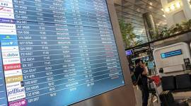 Calon penumpang berada di samping layar monitor pengumuman jadwal penerbangan pesawat di Terminal 3 Bandara Soekarno Hatta, Tangerang, Banten, Minggu (1/3/2026). Akibat terjadinya perang antara Iran, Israel dan Amerika sejumlah maskapai yang melayani penerbangan ke Timur Tengah membatalkan sejumlah penerbangannya. (Antara Foto/M Iqbal)