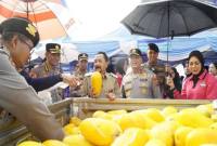 Dinas Pertanian dan Ketahanan Pangan (DPKP) Provinsi Kalimantan Selatan (Kalsel) Bersama Kepolisian Daerah (Polda) setempat menyiapkan 3.000 paket sayuran bahan pangan secara gratis, seperti timun dan sayuran, dalam program Gerakan Pangan Murah (GPM). (Dok Pemprov Kalsel)