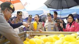 Dinas Pertanian dan Ketahanan Pangan (DPKP) Provinsi Kalimantan Selatan (Kalsel) Bersama Kepolisian Daerah (Polda) setempat menyiapkan 3.000 paket sayuran bahan pangan secara gratis, seperti timun dan sayuran, dalam program Gerakan Pangan Murah (GPM). (Dok Pemprov Kalsel)