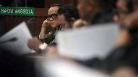 Terdakwa kasus dugaan pemerasan dalam pengurusan sertifikat K3 di Kementerian Ketenagakerjaan Immanuel Ebenezer (kiri) mengikuti sidang lanjutan di Pengadilan Tipikor, Jakarta, Senin (9/2/2026). (Dok Antara/Indrianto E Suwarso)