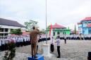 Kepala SMPN 1 Muara Teweh Maslan memimpin apel Senin usai libur hari Raya Idulfitri 1447 Hijriah di halaman SMPN 1 Muara Teweh, Senin (30/3/2026). (Dok SMPN 1 Muara Teweh)
