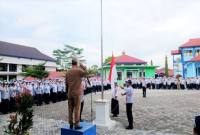 Kepala SMPN 1 Muara Teweh Maslan memimpin apel Senin usai libur hari Raya Idulfitri 1447 Hijriah di halaman SMPN 1 Muara Teweh, Senin (30/3/2026). (Dok SMPN 1 Muara Teweh)