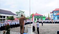 Kepala SMPN 1 Muara Teweh Maslan memimpin apel Senin usai libur hari Raya Idulfitri 1447 Hijriah di halaman SMPN 1 Muara Teweh, Senin (30/3/2026). (Dok SMPN 1 Muara Teweh)