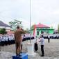 Kepala SMPN 1 Muara Teweh Maslan memimpin apel Senin usai libur hari Raya Idulfitri 1447 Hijriah di halaman SMPN 1 Muara Teweh, Senin (30/3/2026). (Dok SMPN 1 Muara Teweh)