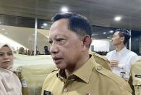 Menteri Dalam Negeri Tito Karnavian menjawab pertanyaan wartawan di kompleks parlemen, Senayan, Jakarta, Senin (30/3/2026). (Antara/Fath P Mulya)

