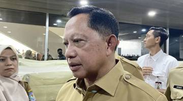 Menteri Dalam Negeri Tito Karnavian menjawab pertanyaan wartawan di kompleks parlemen, Senayan, Jakarta, Senin (30/3/2026). (Antara/Fath P Mulya)

