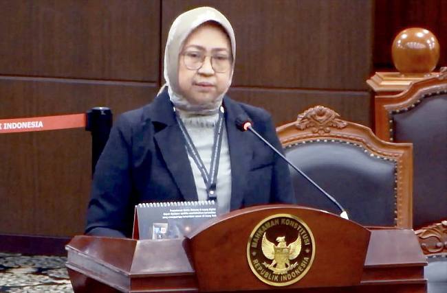 Staf Ahli Menteri Komunikasi dan Digital Bidang Hukum Cahyaning Nuratih Widowati menyampaikan keterangan pemerintah dalam sidang lanjutan pengujian Undang-Undang Cipta Kerja terkait persoalan kuota internet di Ruang Sidang Pleno Mahkamah Konstitusi, Jakarta, Rabu (4/3/2026). (YouTube @Mahkamah Konstitusi RI)
