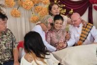 Duangduan Ketsaro, seorang wanita Thailand menikahi 2 pria sekaligus. (Foto: Facebook/We Love Isan)

