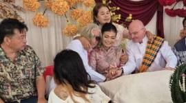 Duangduan Ketsaro, seorang wanita Thailand menikahi 2 pria sekaligus. (Foto: Facebook/We Love Isan)
