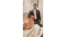 Petugas Dittipidnarkoba Bareskrim Polri memperlihatkan penampakan Andre Fernando alias The Doctor, bandar narkoba yang buron, ketika ditangkap di Penang, Malaysia, Minggu (5/4/2026). (Dittipidnarkoba Bareskrim Polri)