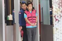 Ketua Ombudsman RI periode 2026-2031 Hery Susanto digiring petugas usai ditetapkan sebagai tersangka kasus dugaan tindak pidana korupsi dalam kegiatan tata kelola usaha pertambangan nikel tahun 2013-2025 di Gedung Jampidsus Kejagung, Jakarta, Kamis (16/4/2026). (Antara/Nadia P Rahmani)