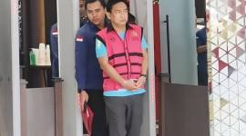 Ketua Ombudsman RI periode 2026-2031 Hery Susanto digiring petugas usai ditetapkan sebagai tersangka kasus dugaan tindak pidana korupsi dalam kegiatan tata kelola usaha pertambangan nikel tahun 2013-2025 di Gedung Jampidsus Kejagung, Jakarta, Kamis (16/4/2026). (Antara/Nadia P Rahmani)