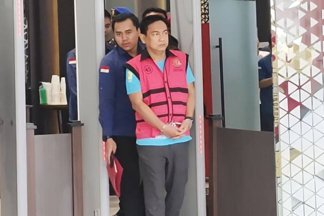 Ketua Ombudsman RI periode 2026-2031 Hery Susanto digiring petugas usai ditetapkan sebagai tersangka kasus dugaan tindak pidana korupsi dalam kegiatan tata kelola usaha pertambangan nikel tahun 2013-2025 di Gedung Jampidsus Kejagung, Jakarta, Kamis (16/4/2026). (Antara/Nadia P Rahmani)