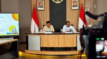 Kepala Staf Presiden Muhammad Qodari (kanan) memaparkan PHTC 3 Juta Rumah di Gedung Bina Graha Kompleks Istana Kepresidenan Jakarta, Rabu (15/4/2026). (Foto: Antara/Prisca Triferna)