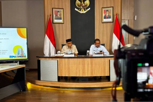 Kepala Staf Presiden Muhammad Qodari (kanan) memaparkan PHTC 3 Juta Rumah di Gedung Bina Graha Kompleks Istana Kepresidenan Jakarta, Rabu (15/4/2026). (Foto: Antara/Prisca Triferna)