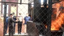 Badan Karantina Indonesia melalui Karantina Kalimantan Utara memusnahkan 1,7 ton media pembawa tanpa dokumen karantina dengan menggunakan incinerator di Satpel Bandara Juwata Tarakan, Provinsi Kaltara, Selasa (14/4/2026). (Balai Karantina Kaltara)