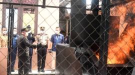 Badan Karantina Indonesia melalui Karantina Kalimantan Utara memusnahkan 1,7 ton media pembawa tanpa dokumen karantina dengan menggunakan incinerator di Satpel Bandara Juwata Tarakan, Provinsi Kaltara, Selasa (14/4/2026). (Balai Karantina Kaltara)