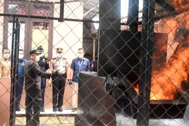 Badan Karantina Indonesia melalui Karantina Kalimantan Utara memusnahkan 1,7 ton media pembawa tanpa dokumen karantina dengan menggunakan incinerator di Satpel Bandara Juwata Tarakan, Provinsi Kaltara, Selasa (14/4/2026). (Balai Karantina Kaltara)