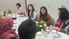 Menkomdigi Meutya Hafid didampingi oleh Dirjen Komunikasi Publik dan Media Fifi Aleyda Yahya serta Staf Ahli Menteri Bidang Komunikasi dan Media Massa Molly Prabawaty saat menerima audiensi Komnas Perempuan di Widya Chandra, Jakarta Selatan, Rabu (15/4/2026). (Kemkomdigi)