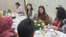 Menkomdigi Meutya Hafid didampingi oleh Dirjen Komunikasi Publik dan Media Fifi Aleyda Yahya serta Staf Ahli Menteri Bidang Komunikasi dan Media Massa Molly Prabawaty saat menerima audiensi Komnas Perempuan di Widya Chandra, Jakarta Selatan, Rabu (15/4/2026). (Kemkomdigi)