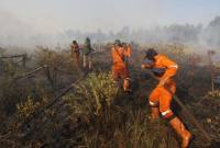 Sejumlah Petugas melakukan pemadaman api di lahan kering. (Foto: Istimewa)