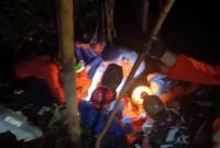 Tim SAR gabungan mengevakuasi jenazah penumpang helikopter Airbus H130 PK-CFX yang jatuh di wilayah hutan Kabupaten Sekadau, Kalimantan Barat, Kamis (16/4/2026). (Kantor SAR Pontianak)