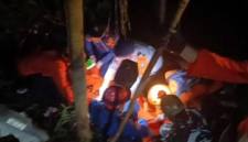 Tim SAR gabungan mengevakuasi jenazah penumpang helikopter Airbus H130 PK-CFX yang jatuh di wilayah hutan Kabupaten Sekadau, Kalimantan Barat, Kamis (16/4/2026). (Kantor SAR Pontianak)