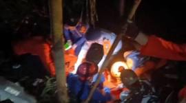 Tim SAR gabungan mengevakuasi jenazah penumpang helikopter Airbus H130 PK-CFX yang jatuh di wilayah hutan Kabupaten Sekadau, Kalimantan Barat, Kamis (16/4/2026). (Kantor SAR Pontianak)