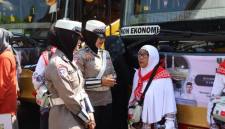 Para jemaah Minggu (26/4/2026) menuju asrama haji Banjarmasin di Kota Banjarbaru  dengan pengawalan pihak Polres Tabalong dan instansi terkait. (SuarIndonesia/Ist)