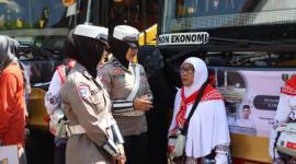 Para jemaah Minggu (26/4/2026) menuju asrama haji Banjarmasin di Kota Banjarbaru  dengan pengawalan pihak Polres Tabalong dan instansi terkait. (SuarIndonesia/Ist)