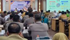 Direktorat Pendidikan dan Peran Serta Masyarakat KPK, Galih Pramana Natanegara (tengah) saat sosialisasi pencegahan korupsi di Aula Pemkab Situbondo, Jawa Timur, Selasa (28/4/2026). (Foto: Antara/Novi H)