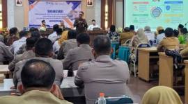 Direktorat Pendidikan dan Peran Serta Masyarakat KPK, Galih Pramana Natanegara (tengah) saat sosialisasi pencegahan korupsi di Aula Pemkab Situbondo, Jawa Timur, Selasa (28/4/2026). (Foto: Antara/Novi H)