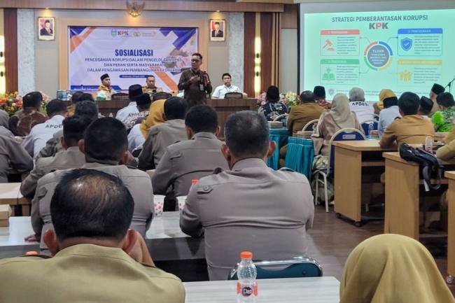 Direktorat Pendidikan dan Peran Serta Masyarakat KPK, Galih Pramana Natanegara (tengah) saat sosialisasi pencegahan korupsi di Aula Pemkab Situbondo, Jawa Timur, Selasa (28/4/2026). (Foto: Antara/Novi H)