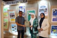 Anggota DPRD Kabupaten Balangan, Sri Huriyati Hadi, bersama Ketua Gabungan Organisasi Wanita (GOW) Balangan, Yanti Fauzi, meninjau sejumlah stan expo Balangan. Foto : Istimewa