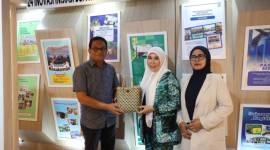 Anggota DPRD Kabupaten Balangan, Sri Huriyati Hadi, bersama Ketua Gabungan Organisasi Wanita (GOW) Balangan, Yanti Fauzi, meninjau sejumlah stan expo Balangan. Foto : Istimewa