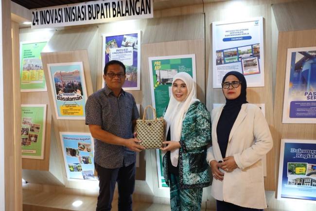 Anggota DPRD Kabupaten Balangan, Sri Huriyati Hadi, bersama Ketua Gabungan Organisasi Wanita (GOW) Balangan, Yanti Fauzi, meninjau sejumlah stan expo Balangan. Foto : Istimewa