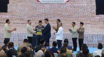 PENAMPAKAN TUMPUKAN UANG 371 Triliun Hasil Satgas PKH