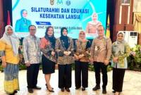 Ketua BKOW Kalsel (tengah) foto bersama DP3AKB usai kegiatan silaturahmi dengan kabupaten kota. Foto : istimewa