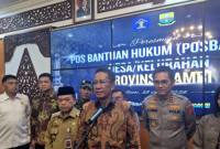 Menteri Hukum Supratman Andi Agtas (tengah) memberikan keterangan kepada wartawan terkait peresmian pos bantuan hukum di Jambi, Selasa (28/4/2026). (Foto: Antara/Agus S)