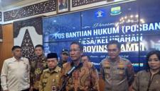 Menteri Hukum Supratman Andi Agtas (tengah) memberikan keterangan kepada wartawan terkait peresmian pos bantuan hukum di Jambi, Selasa (28/4/2026). (Foto: Antara/Agus S)