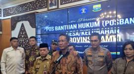 Menteri Hukum Supratman Andi Agtas (tengah) memberikan keterangan kepada wartawan terkait peresmian pos bantuan hukum di Jambi, Selasa (28/4/2026). (Foto: Antara/Agus S)