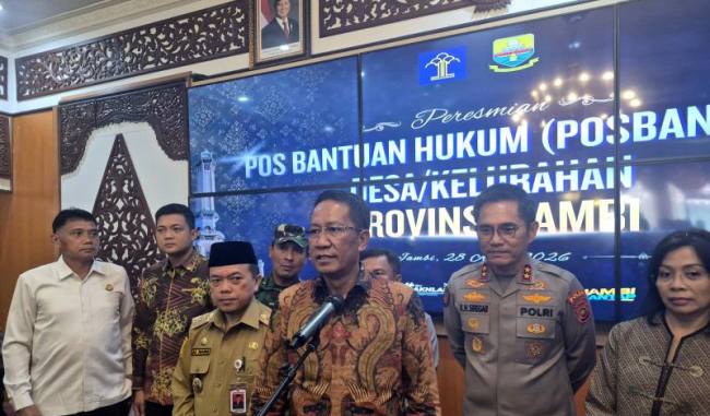 Menteri Hukum Supratman Andi Agtas (tengah) memberikan keterangan kepada wartawan terkait peresmian pos bantuan hukum di Jambi, Selasa (28/4/2026). (Foto: Antara/Agus S)