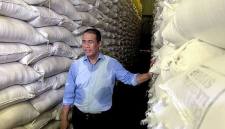 Menteri Pertanian Andi Amran Sulaiman menyusuri lorong Gudang Bulog Panaikang untuk memastikan secara langsung kondisi dan stok beras nasional di Makassar, Sulawesi Selatan, Minggu (5/4/2026). (Antara/Harianto)