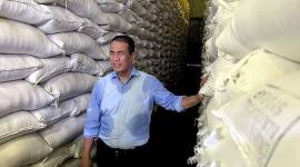 
Menteri Pertanian Andi Amran Sulaiman menyusuri lorong Gudang Bulog Panaikang untuk memastikan secara langsung kondisi dan stok beras nasional di Makassar, Sulawesi Selatan, Minggu (5/4/2026). (Antara/Harianto)
