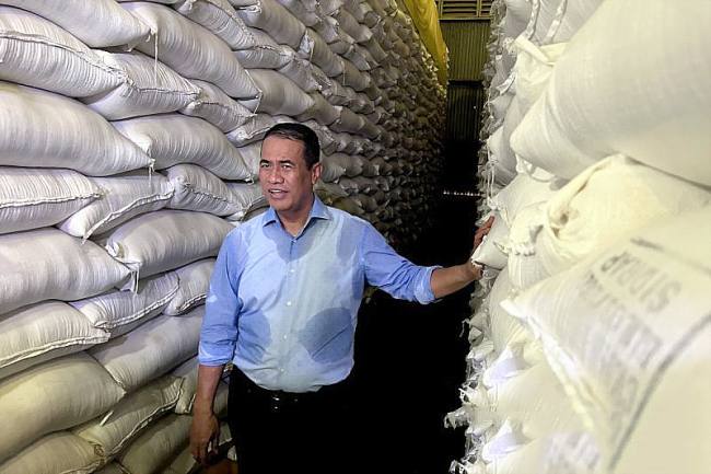 
Menteri Pertanian Andi Amran Sulaiman menyusuri lorong Gudang Bulog Panaikang untuk memastikan secara langsung kondisi dan stok beras nasional di Makassar, Sulawesi Selatan, Minggu (5/4/2026). (Antara/Harianto)
