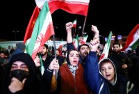 Warga Teheran menyambut pengumuman gencatan senjata antara pemerintah Iran dan Amerika Serikat, Rabu (8/4/2026). (Reuters)