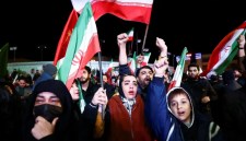 Warga Teheran menyambut pengumuman gencatan senjata antara pemerintah Iran dan Amerika Serikat, Rabu (8/4/2026). (Reuters)