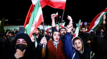 Warga Teheran menyambut pengumuman gencatan senjata antara pemerintah Iran dan Amerika Serikat, Rabu (8/4/2026). (Reuters)